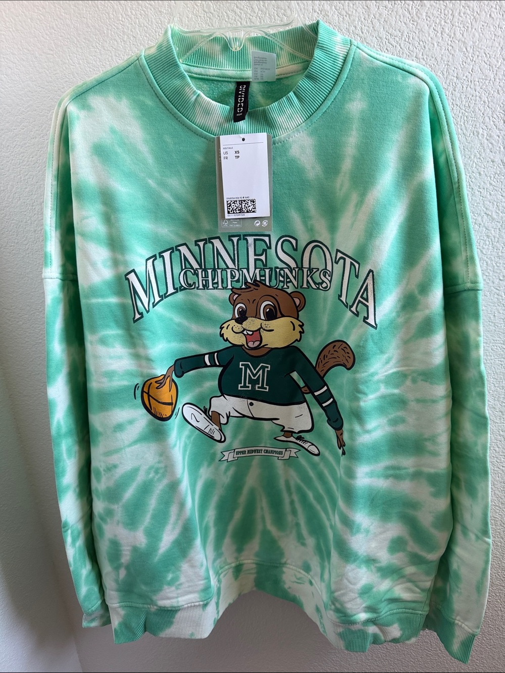 H&M OVERSIZED Minnesota Chipmunks Graphic Crewneck Sweatshirt.